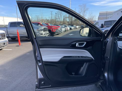 Certified 2024 Jeep Compass Limited image 35