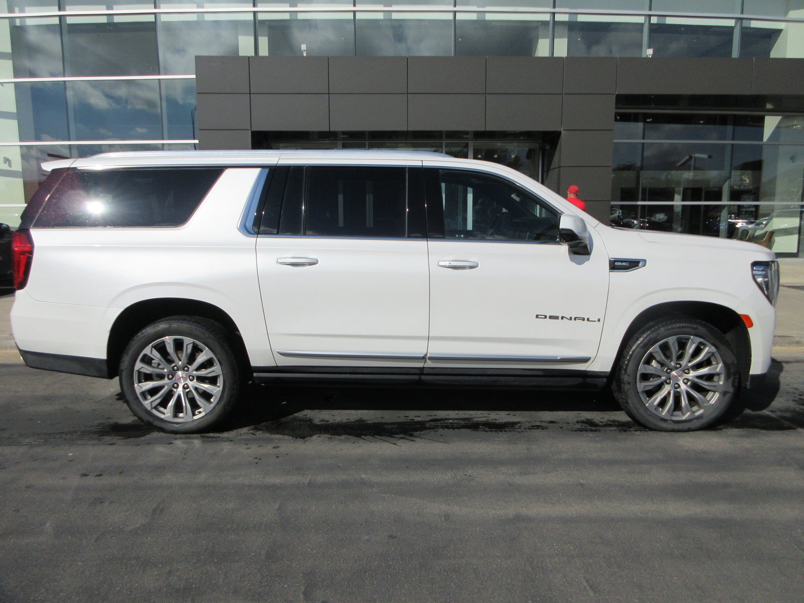 Used 2021 GMC Yukon XL Denali w/ Denali Premium Package AWD/4WD image 14