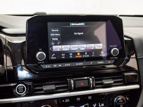 Used 2022 Nissan Pathfinder SV w/ SV Premium Package FWD image 17