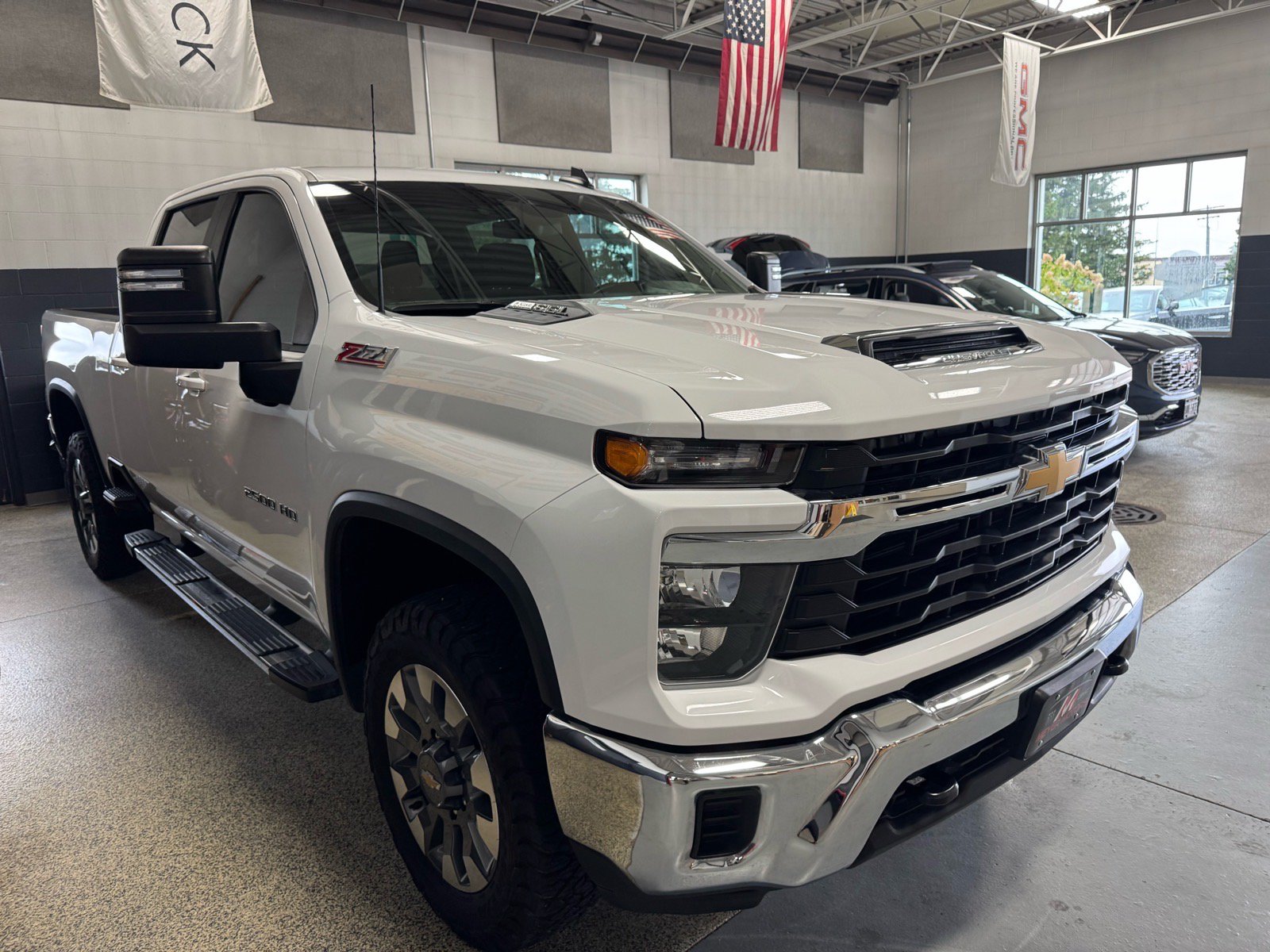 Used 2024 Chevrolet Silverado 2500 LT AWD/4WD image 3