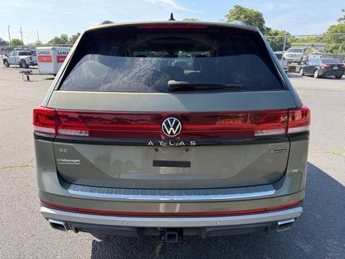 Used 2024 Volkswagen Atlas Peak Edition SE AWD/4WD image 3