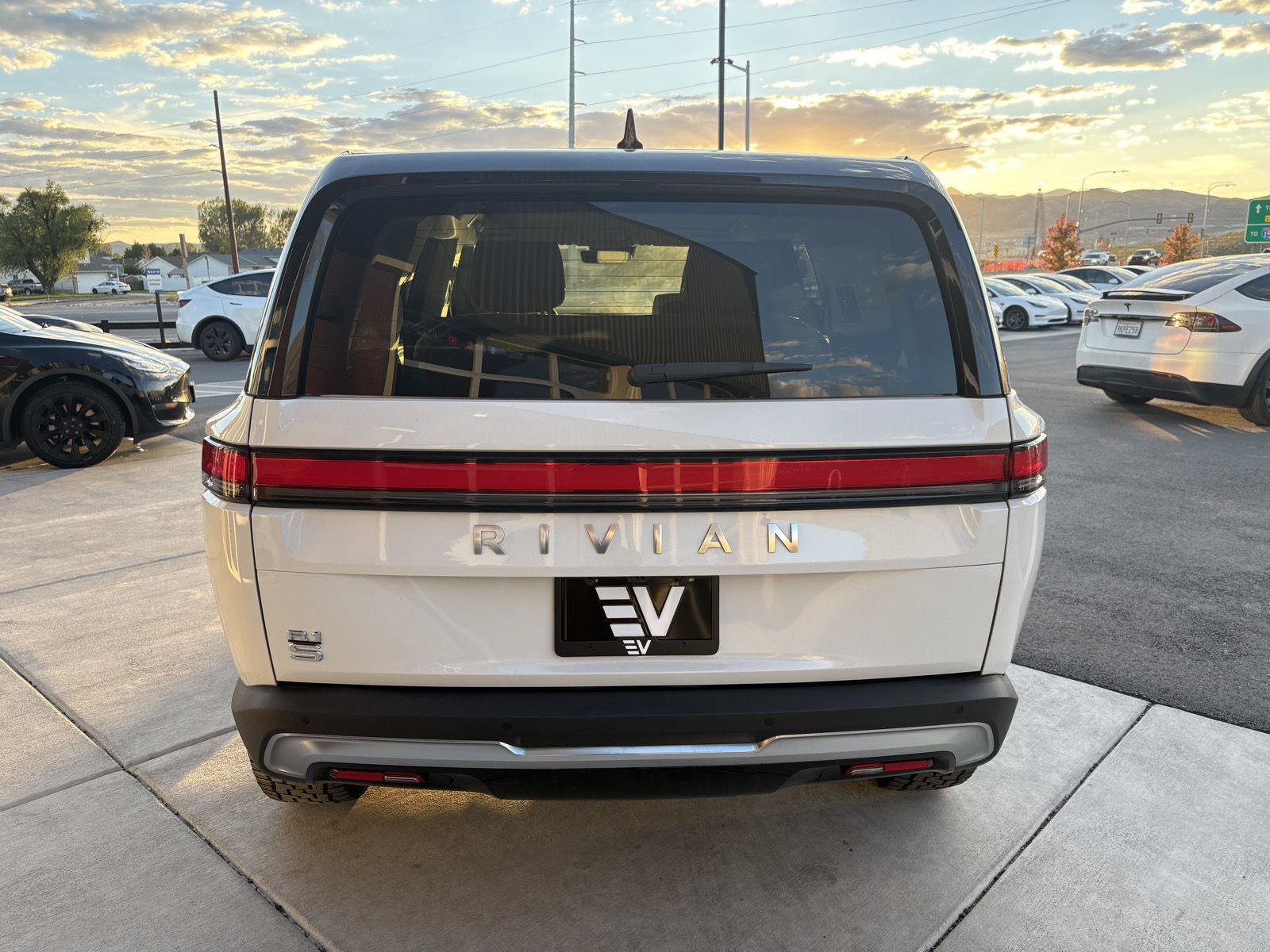 Used 2024 Rivian R1S Adventure Dual AWD/4WD image 7