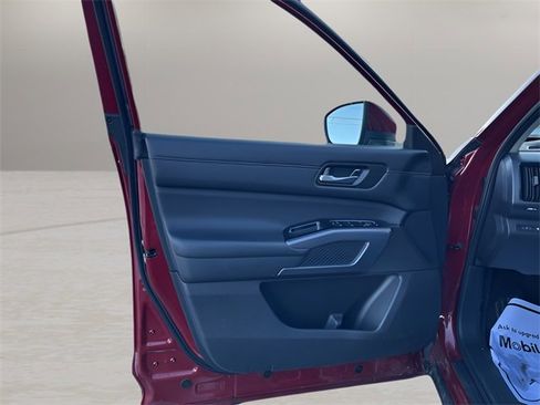 Used 2025 Nissan Pathfinder SL image 36