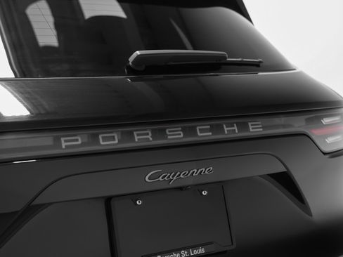 Used 2023 Porsche Cayenne Platinum Edition image 18