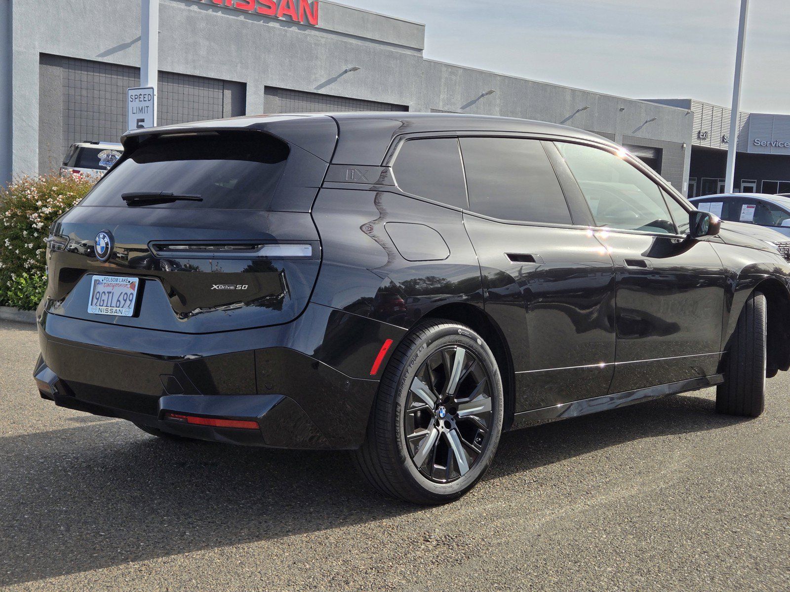 Used 2023 BMW iX xDrive50 w/ Sport Package AWD/4WD image 4