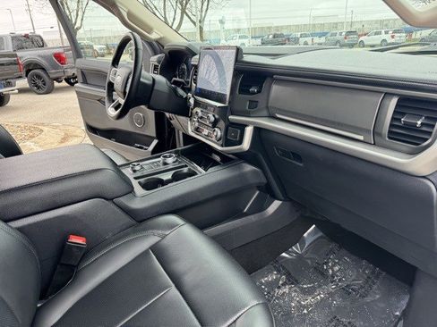 Used 2024 Ford Expedition XLT image 40