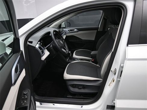 Certified 2025 Volkswagen Taos SE image 9