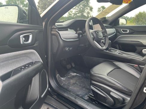 Used 2024 Jeep Compass Latitude image 9