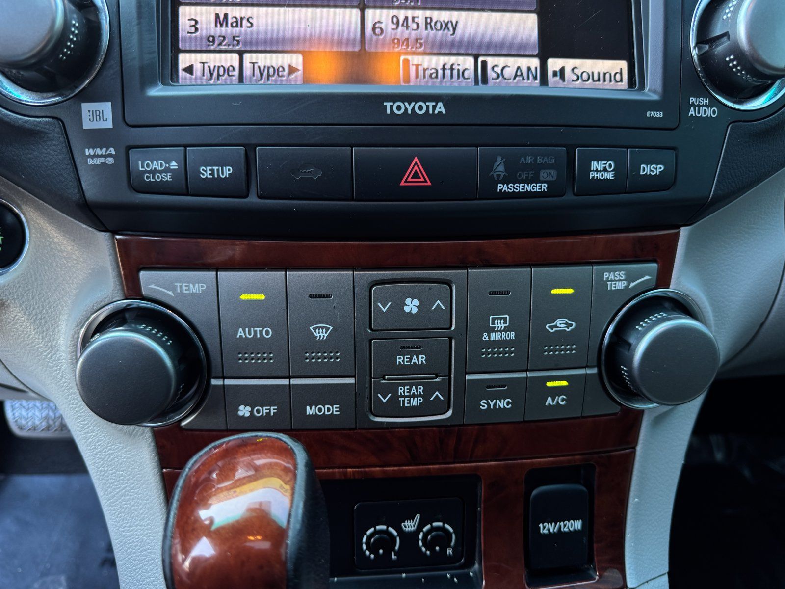 Used 2012 Toyota Highlander Limited w/ Tow Pkg AWD/4WD image 25