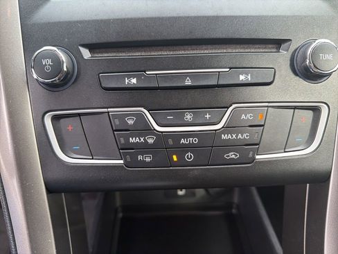 Used 2018 Ford Fusion SE w/ Fusion SE Technology Package image 28