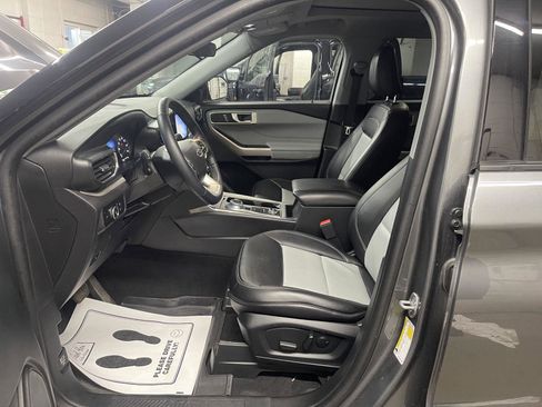 Used 2023 Ford Explorer XLT w/ Equipment Group 202A AWD/4WD image 13