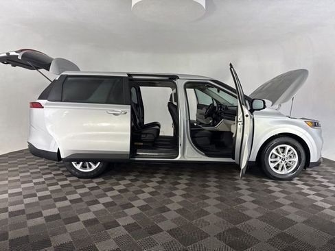 Used 2023 Kia Carnival LX image 15