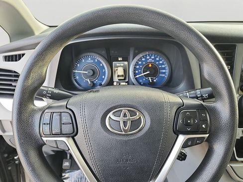 Used 2020 Toyota Sienna L image 20