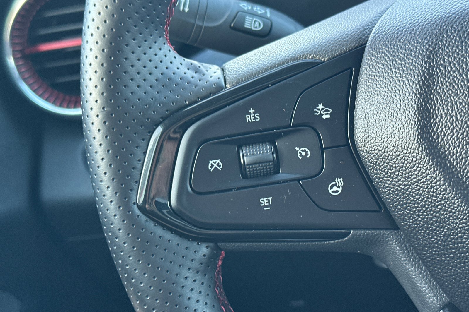 Used 2026 Chevrolet Trax RS w/ Sunroof Package FWD image 34