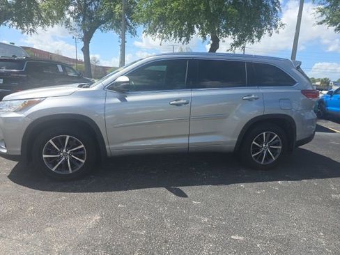 Used 2018 Toyota Highlander XLE image 3