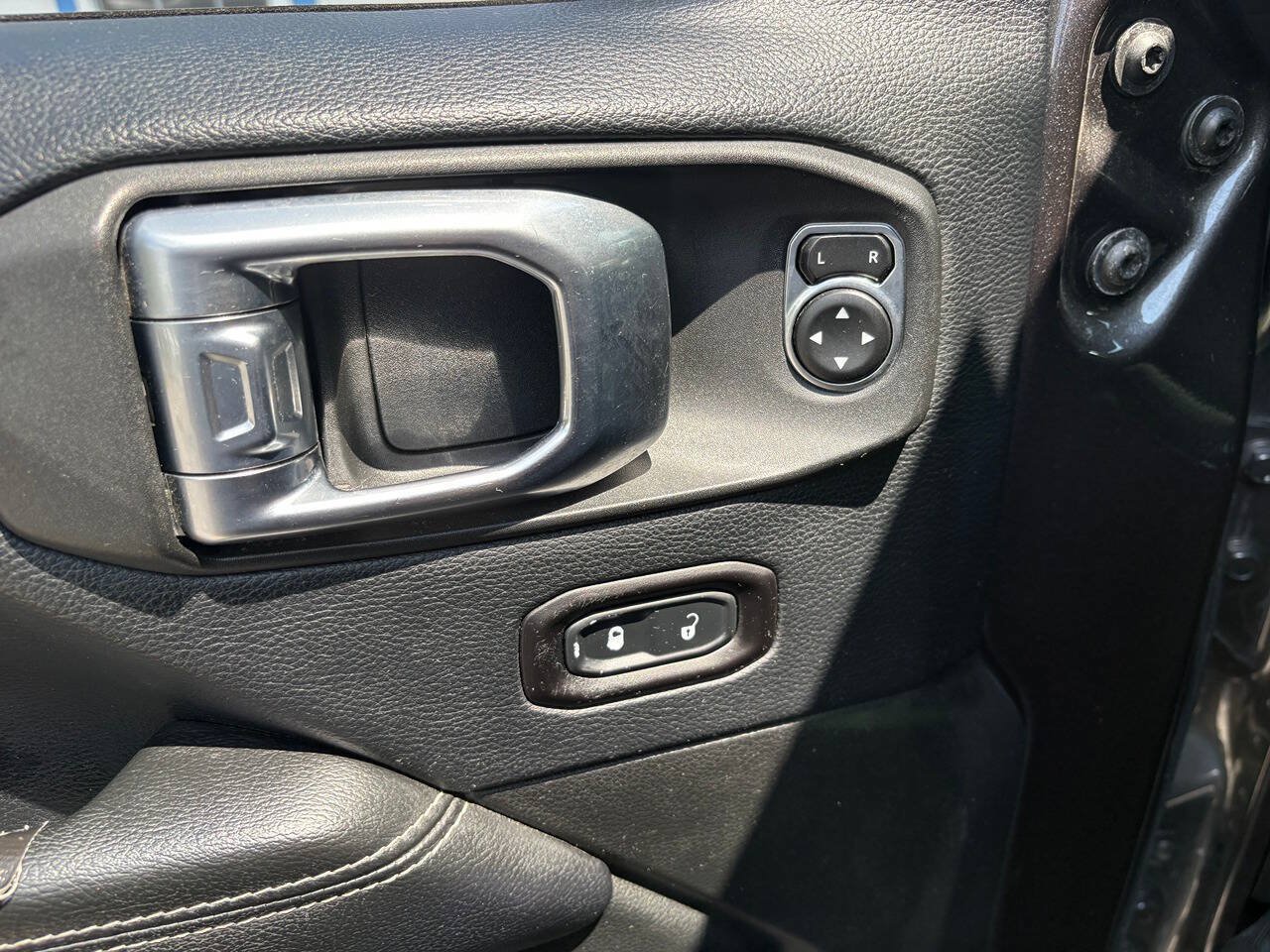 Used 2018 Jeep Wrangler Unlimited Sahara AWD/4WD image 12