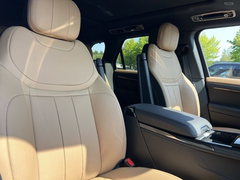 New 2025 Land Rover Range Rover Sport Dynamic SE AWD/4WD image 12