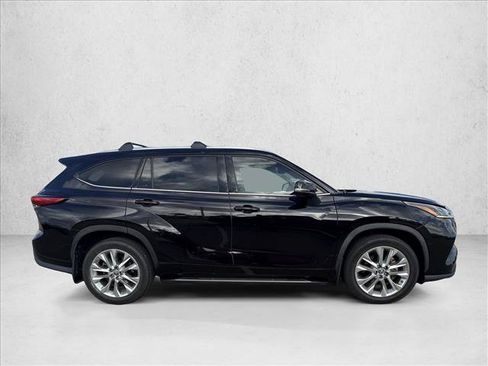 Certified 2021 Toyota Highlander Limited FWD image 4