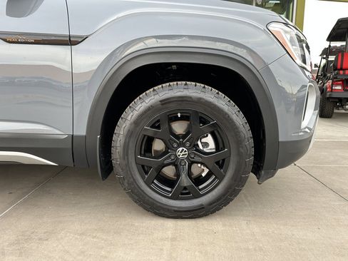 Used 2024 Volkswagen Atlas Peak Edition SE AWD/4WD image 5