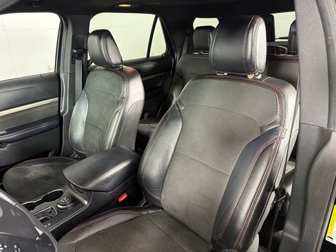 Used 2018 Ford Explorer XLT w/ XLT Appearance Package AWD/4WD image 13