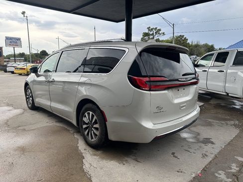 Used 2021 Chrysler Pacifica Touring-L FWD image 6