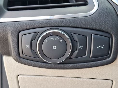 Used 2018 Ford Edge Titanium w/ Equipment Group 301A AWD/4WD image 28