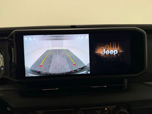 Used 2025 Jeep Wrangler Unlimited Rubicon w/ Convenience Group AWD/4WD image 16