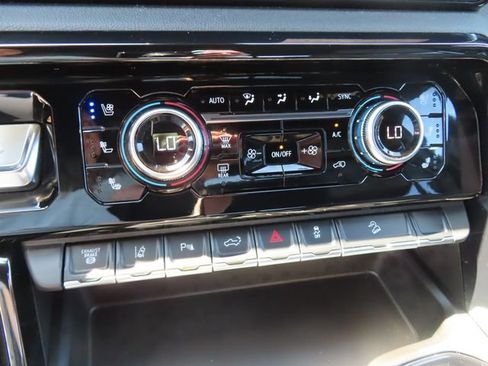 Used 2025 GMC Sierra 3500 AT4 w/ AT4 Preferred Package AWD/4WD image 35