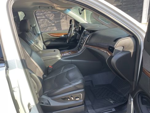 Used 2019 Cadillac Escalade ESV 4WD image 13