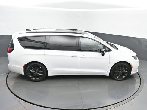 Used 2025 Chrysler Pacifica Limited image 43