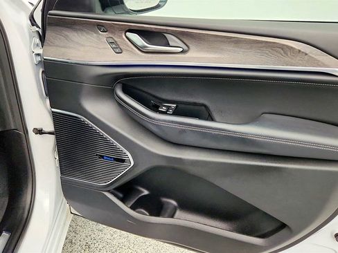 Used 2023 Jeep Grand Cherokee Overland w/ Adv Protech Group III image 25