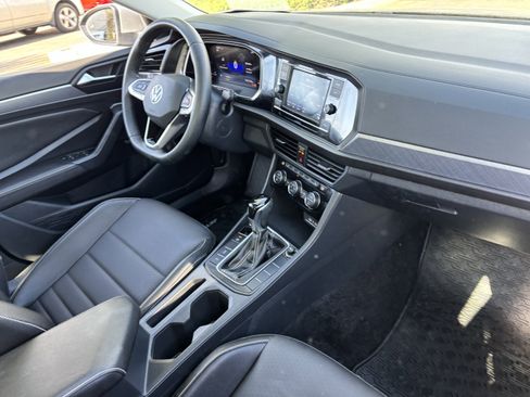 Used 2024 Volkswagen Jetta SE w/ Panoramic Sunroof Package image 11