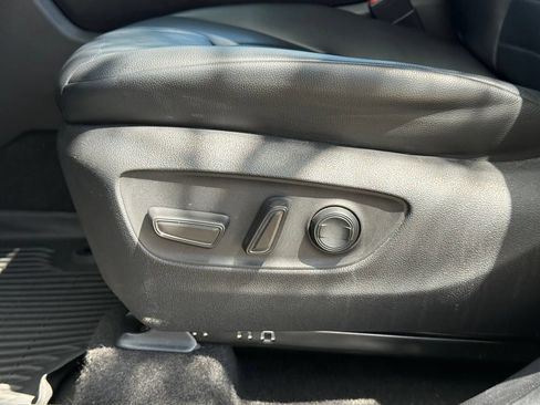 Used 2023 Toyota Highlander XLE FWD image 11