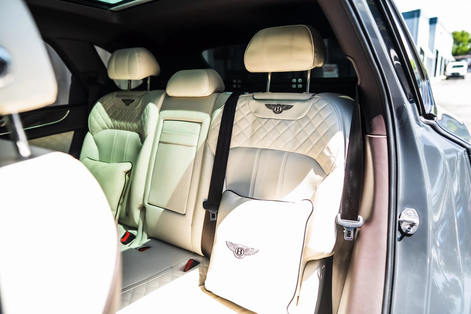 Used 2018 Bentley Bentayga AWD/4WD image 17