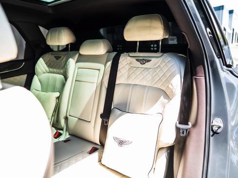 Used 2018 Bentley Bentayga AWD/4WD image 17