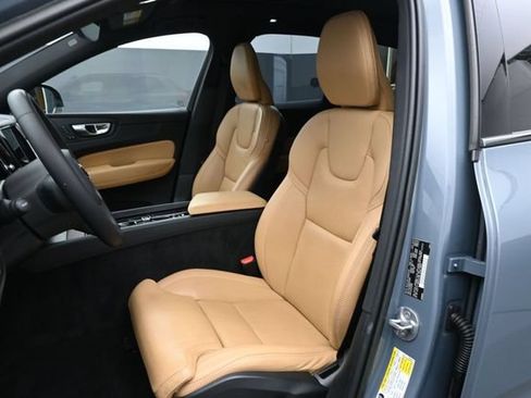 Used 2023 Volvo XC60 B5 Ultimate w/ Climate Package FWD image 10