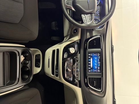 Used 2020 Chrysler Pacifica Touring FWD image 25