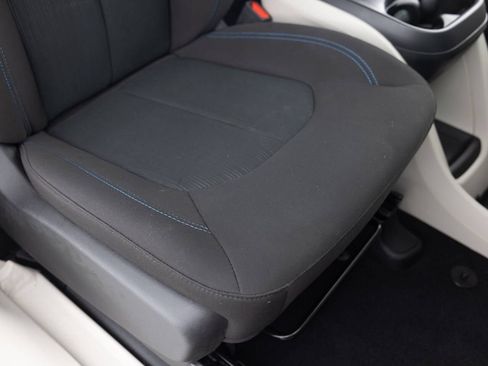 Used 2021 Chrysler Pacifica Touring image 25