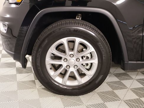 Used 2021 Jeep Grand Cherokee Laredo X AWD/4WD image 18