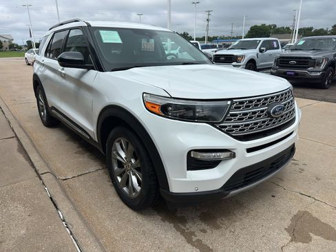 Used 2023 Ford Explorer Limited w/ Equipment Group 301A RWD image 2