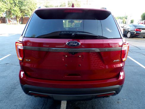Used 2017 Ford Explorer XLT w/ Equipment Group 202A image 4