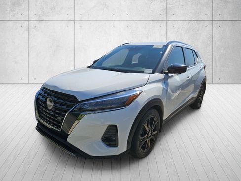 Used 2023 Nissan Kicks SR w/ SR Premium Package FWD image 6