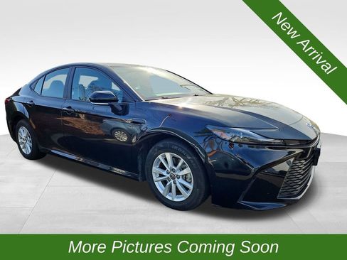 Used 2025 Toyota Camry LE image 1