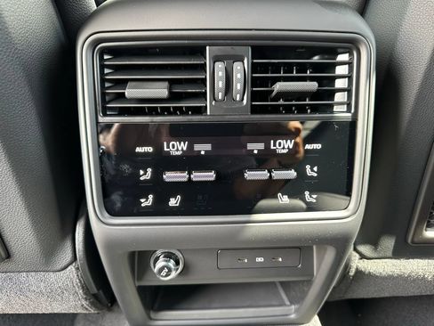 Certified 2025 Porsche Cayenne E-Hybrid AWD/4WD image 36