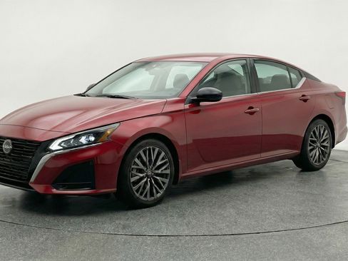 Used 2025 Nissan Altima 2.5 SV image 3