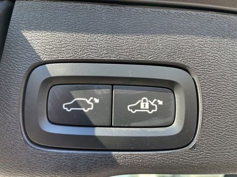 Certified 2025 Volvo XC60 B5 Core image 10