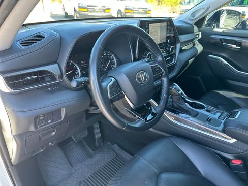 Used 2021 Toyota Highlander Limited image 18