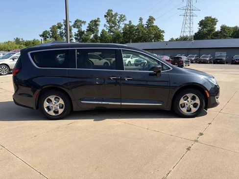 Used 2019 Chrysler Pacifica Touring-L FWD image 4