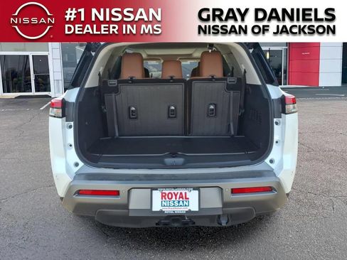 New 2026 Nissan Pathfinder Platinum FWD image 8