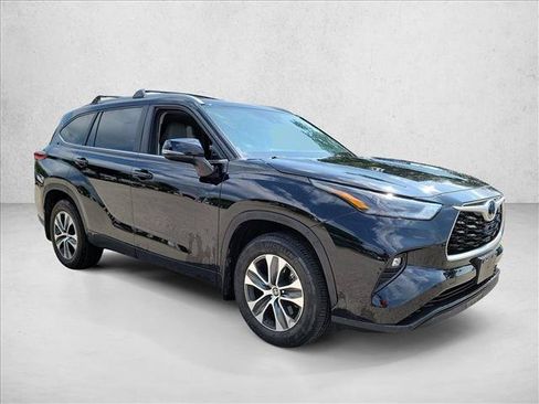 Used 2023 Toyota Highlander XLE FWD image 3